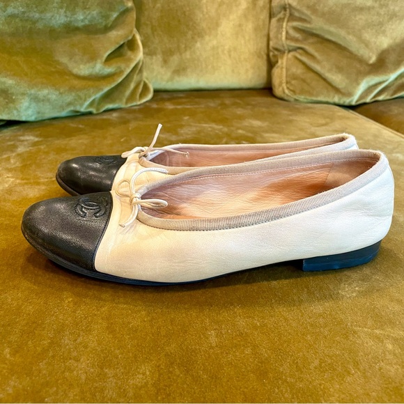 CHANEL cap toed ballet flats with interlocking CCs, sz37 1/2 beige/black GUC - Picture 12 of 15